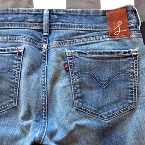 Levi's Women's White Stitch BootCut Jeans Sz 30 -actual waist is 32